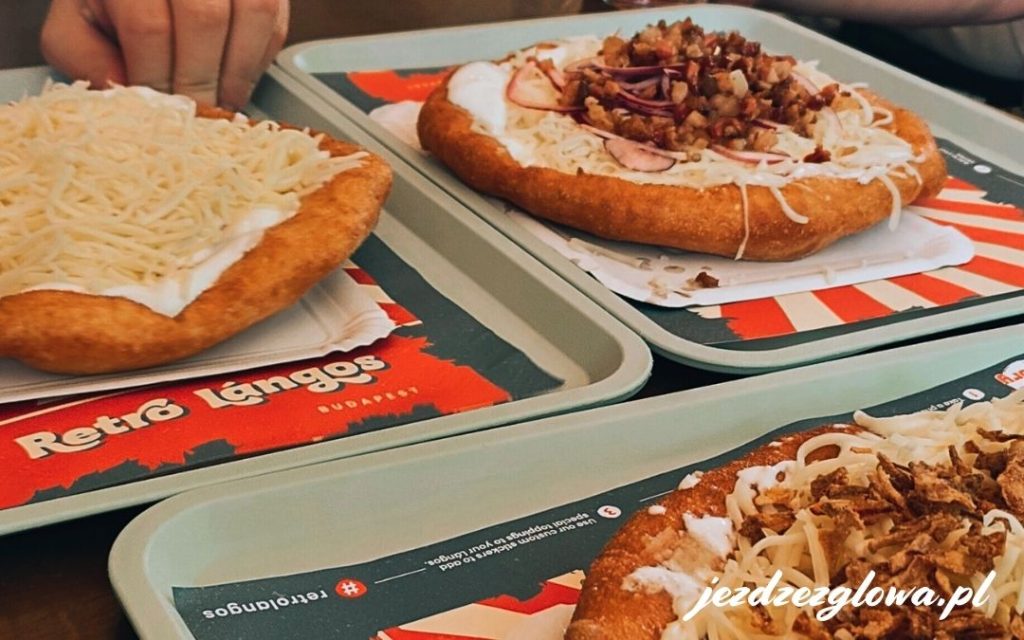 Węgierski langosz z dodatkami w Budapeszcie