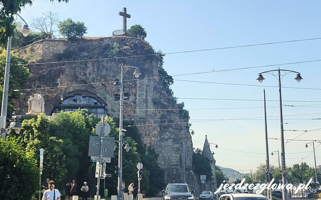Wejście do skalnego szpitala na Górze Gellerta w Budapeszcie