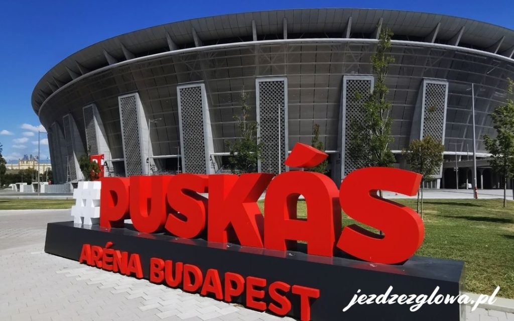 Wejście do stadionu Puskás Aréna w Budapeszcie z czerwonym napisem