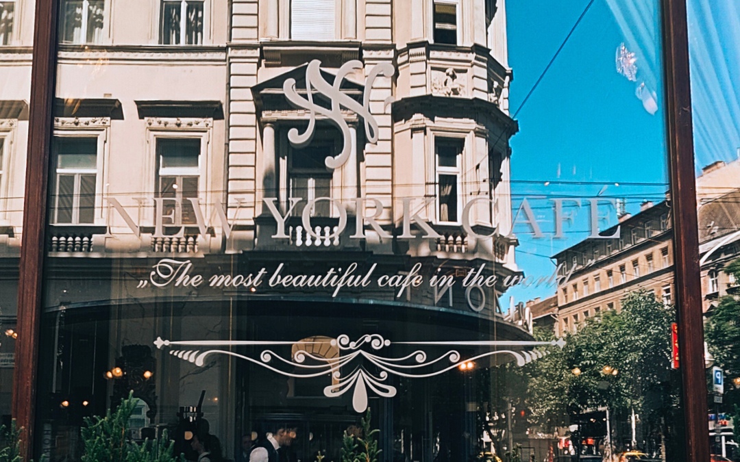 Wejściowy znak kawiarni New York Cafe w Budapeszcie