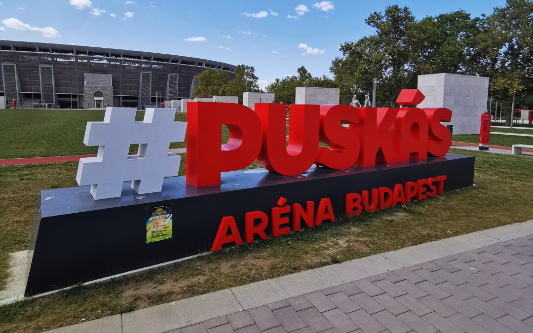 Widok na Arenę Budapest z oznaczeniem #Puskas Arena