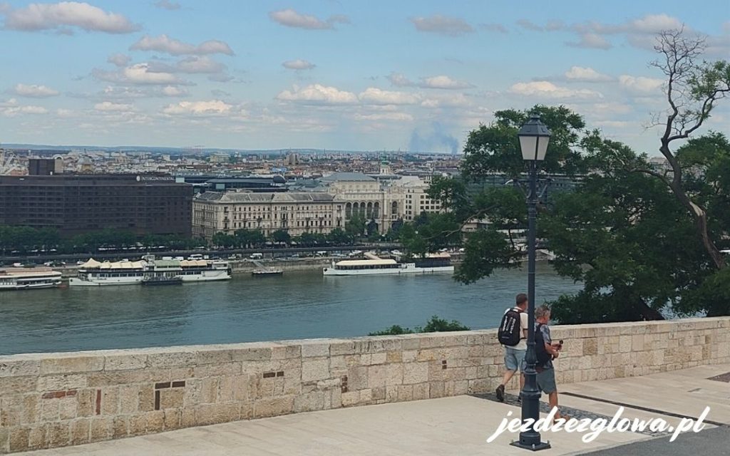 Widok na Dunaj i nabrzeże Pesztu w Budapeszcie