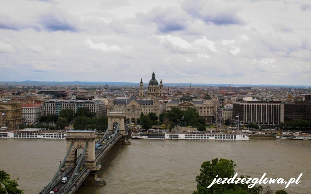 Widok na Most Łańcuchowy i Dunaj w Budapeszcie