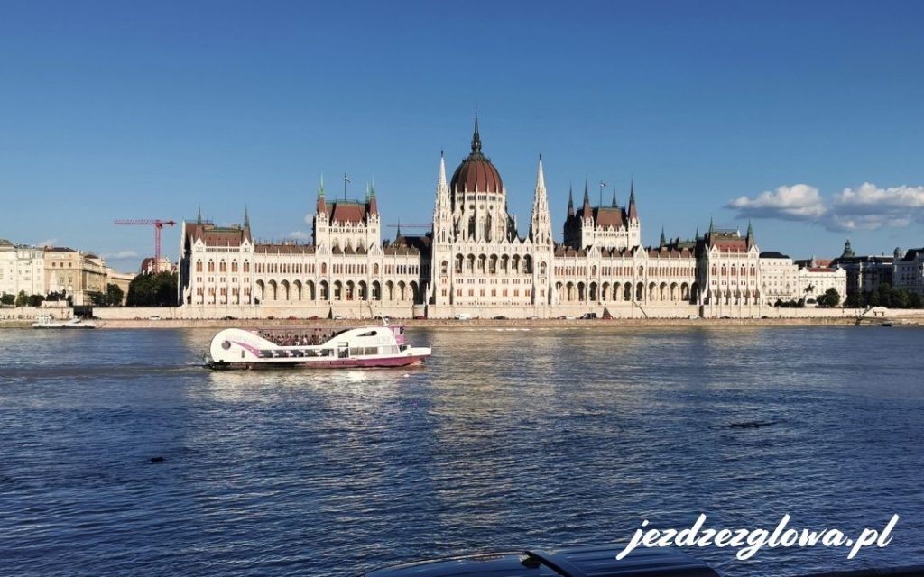 Widok na Parlament Węgier od strony Dunaju