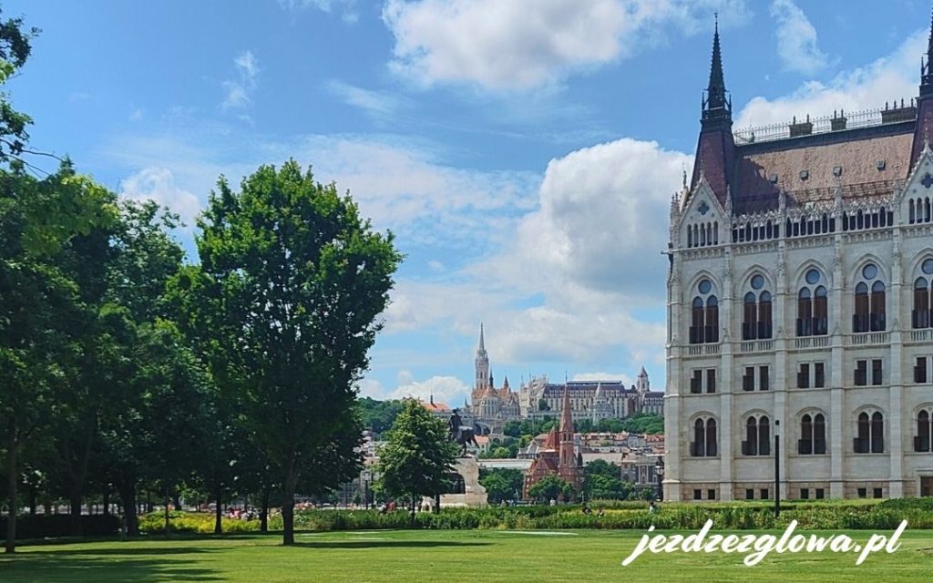 Widok na Parlament i Wzgórze Zamkowew Budapeszcie od strony zieleni