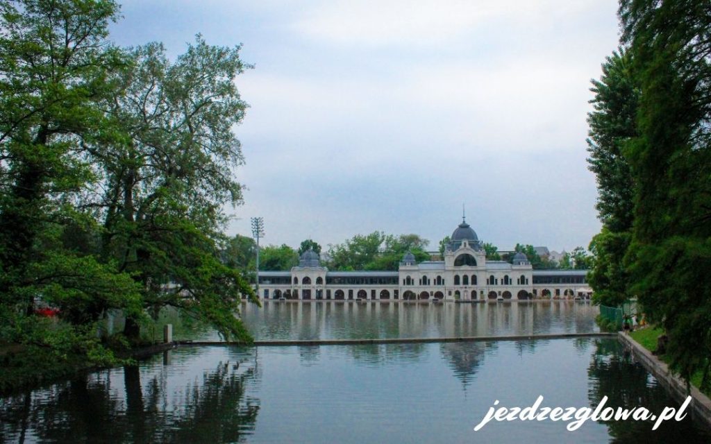 Widok na jezioro i kompleks Zamku Vajdahunyad w Budapeszcie