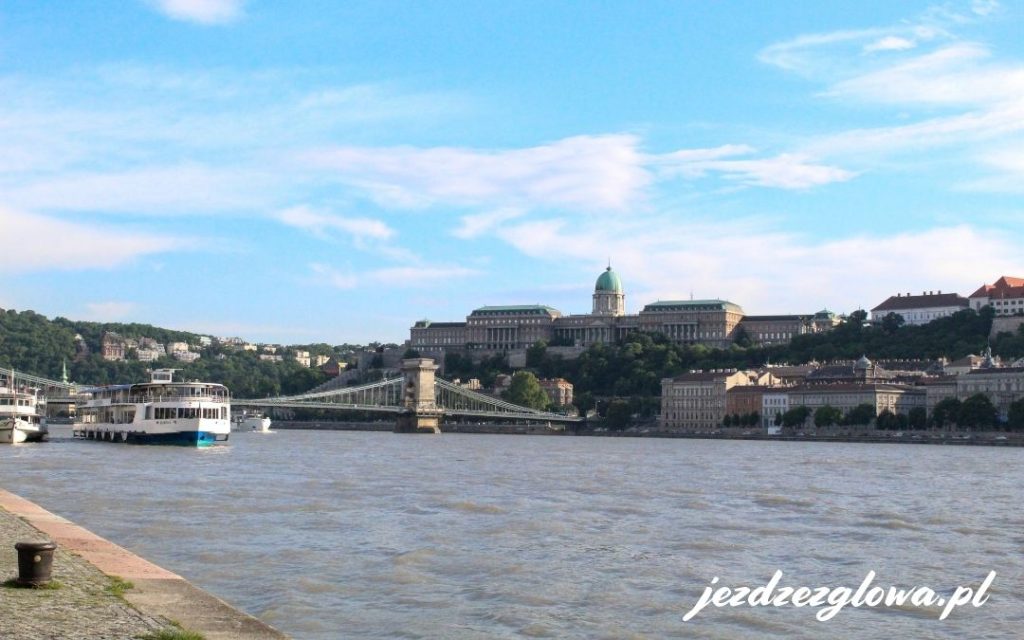 Widok na nabrzeże Dunaju i wzgórza Budy w Budapeszcie za dnia