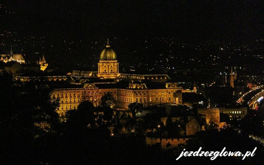 Widok na oświetlony Parlament Węgier nocą z Góry Gellerta w Budapeszcie