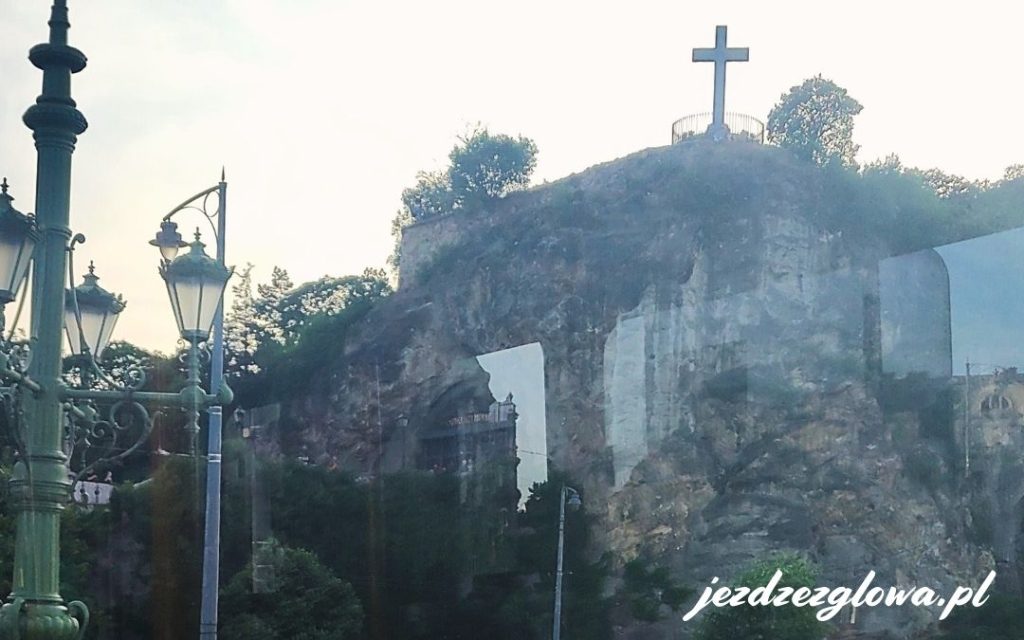 Widok na wejście do Kościoła Skalnego na Górze Gellerta