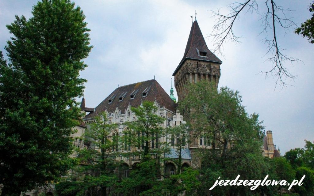 Wieża zamkowa w kompleksie Vajdahunyad w Budapeszcie