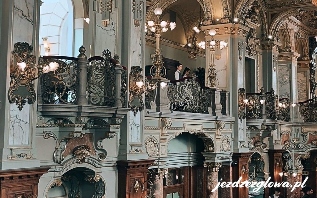 Wnętrze kawiarni New York Cafe w Budapeszcie