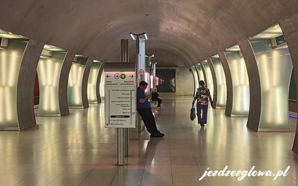 Wnętrze stacji metra w Budapeszcie