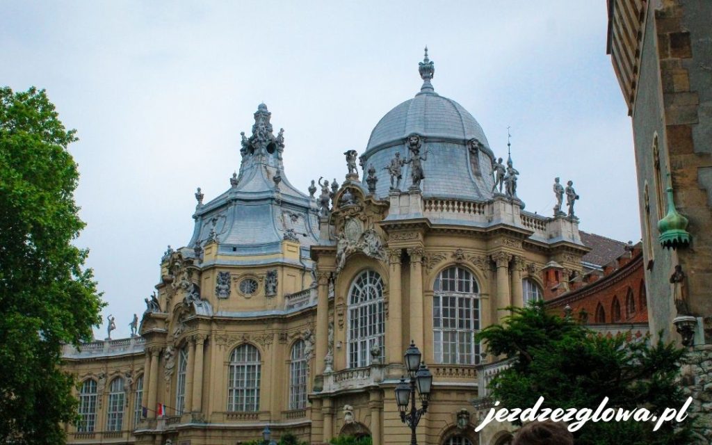 Zamek Vajdahunyad – kopuła i architektura budowli w Budapeszcie