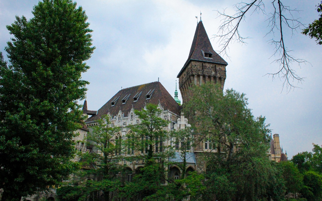 Zamkowa wieża w kompleksie Vajdahunyad w Budapeszcie