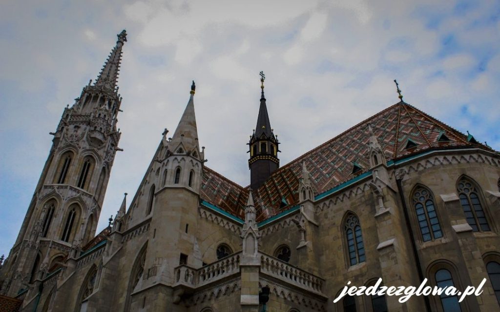 Zbliżenie na architekturę kościoła św. Macieja w Budapeszcie