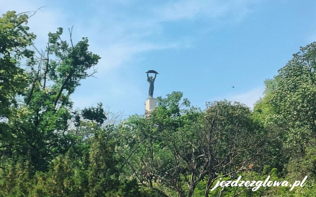 Zielony park na wzgórzu Gellerta z Pomnikiem Wolności w Budapeszcie