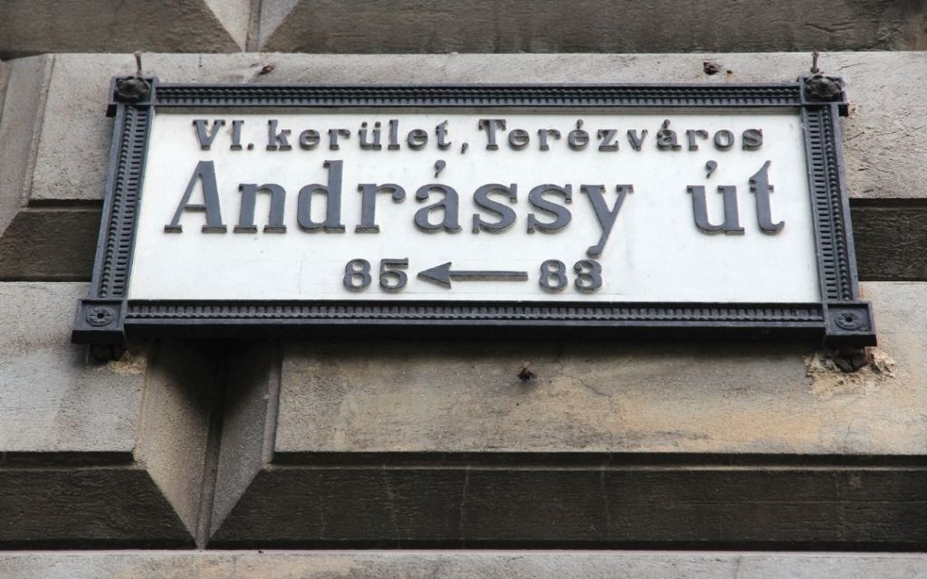 Znak wskazujący na Aleję Andrassyego w Budapeszcie