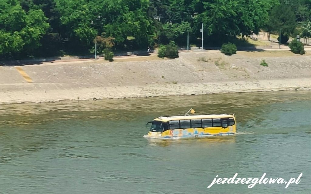 Żółty tramwaj wodny BKK na Dunaju w Budapeszcie