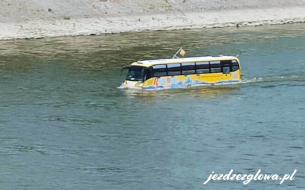 Żółty tramwaj wodny BKK płynący po Dunaju w Budapeszcie