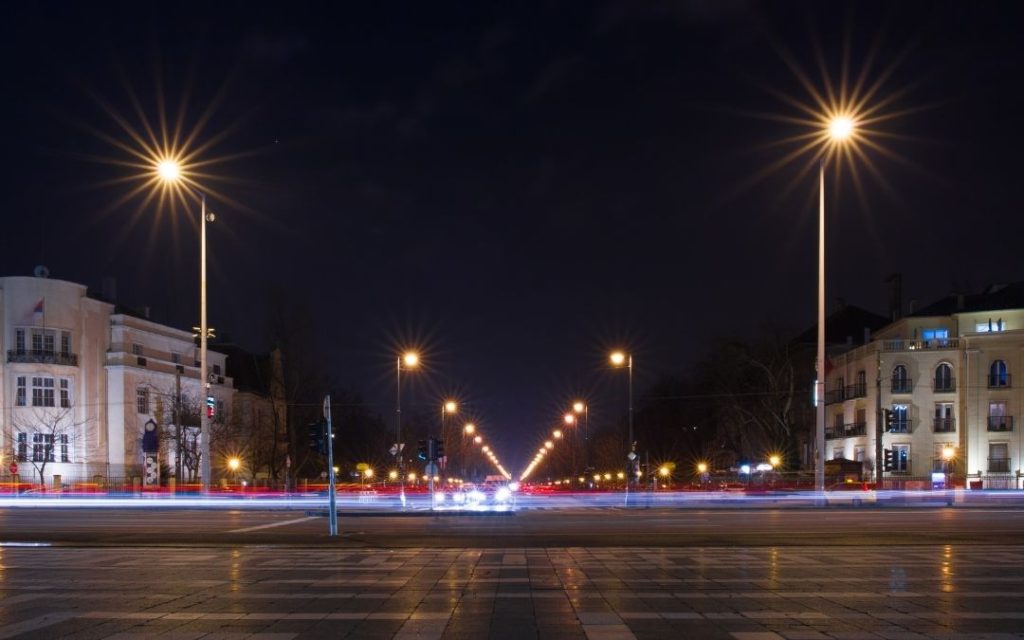 Aleja Andrassyego oświetlona ulicznymi światłami nocą