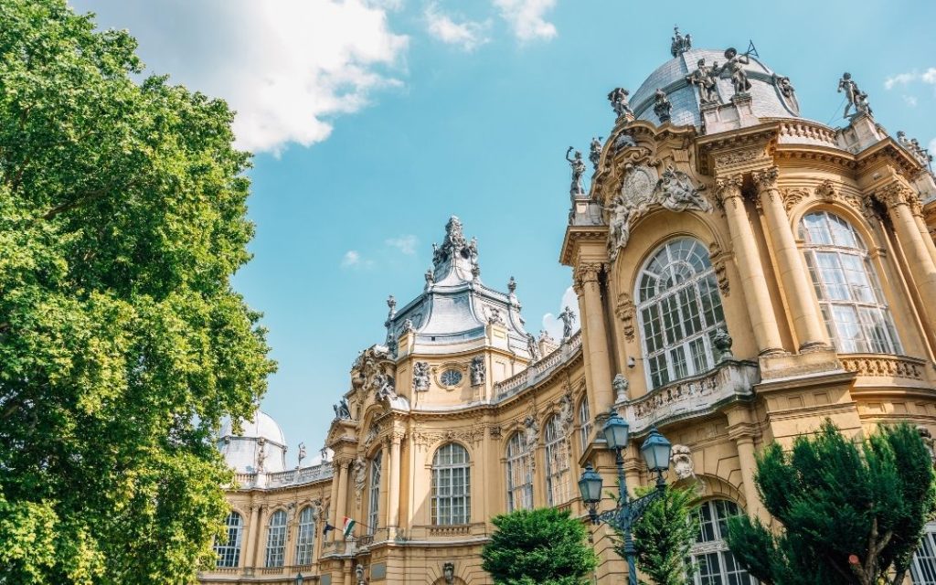 Bajeczna fasada zamku Vajdahynuad w parku miejskim w Budapeszcie