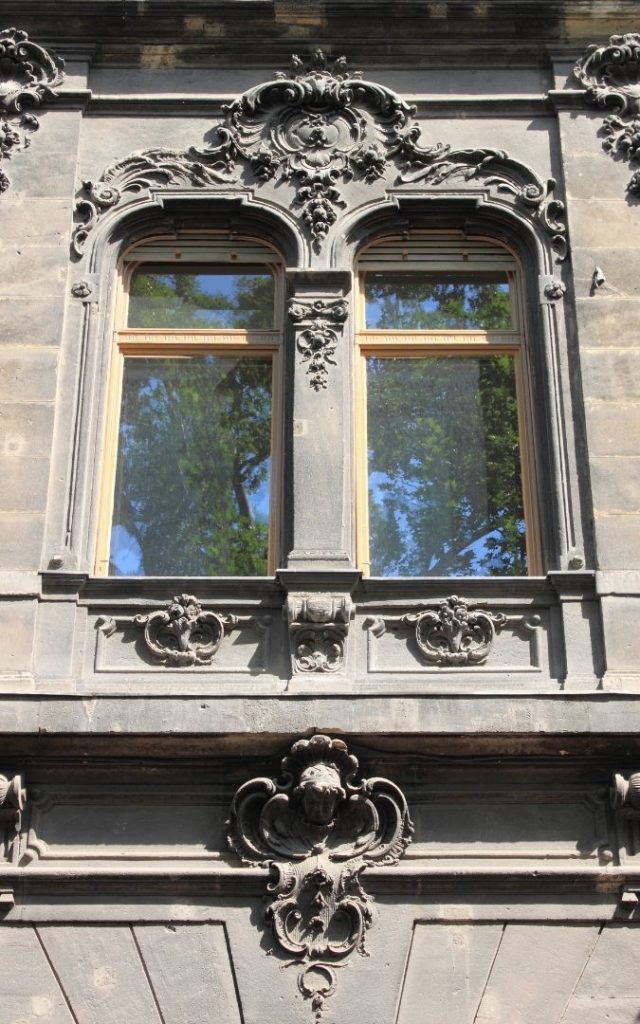 Detal okien na elewacji kamienicy na Alei Andrassyego w Budapeszcie