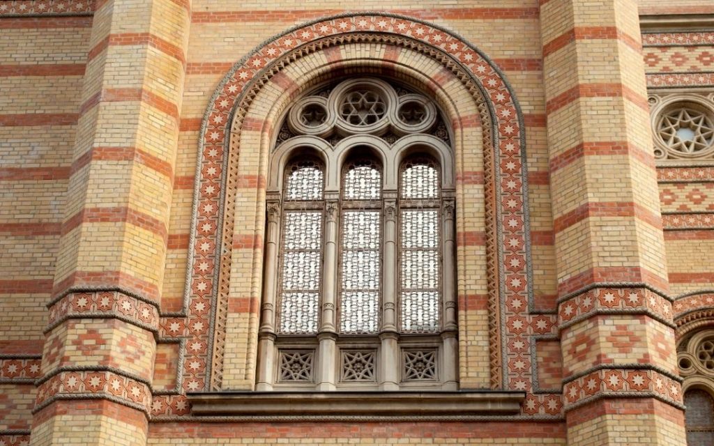 Detal okna Wielkiej Synagogi w Budapeszcie