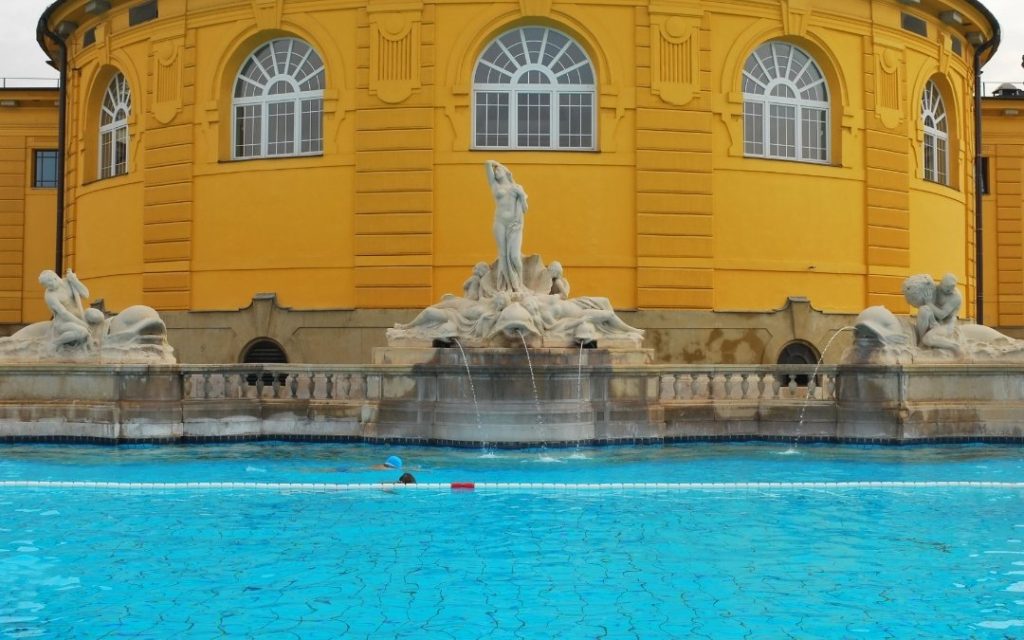 Detal rzeźb przy basenie w termach Szechenyi w Budapeszcie
