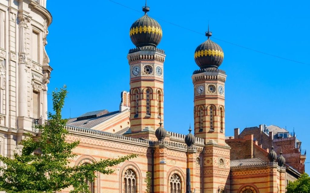 Dwie wieżyczki Wielkiej Synagogi w Budapeszcie - zbliżenie