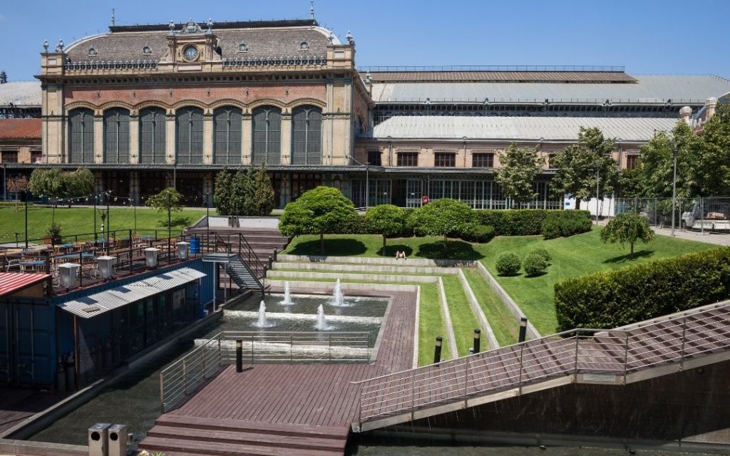 Dworzec Nyugati w Budapeszcie - widok od strony fontanny