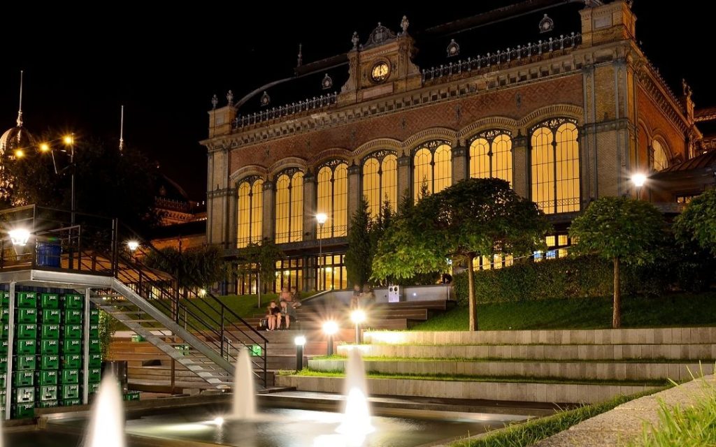 Dworzec Nyugati w Budapeszcie - wieczorne oświetlenie