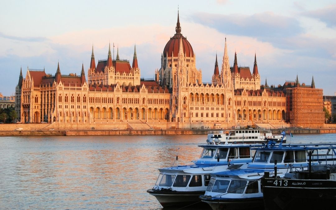 Fasada Parlamentu w Budapeszcie oświetlona zachodem słońca