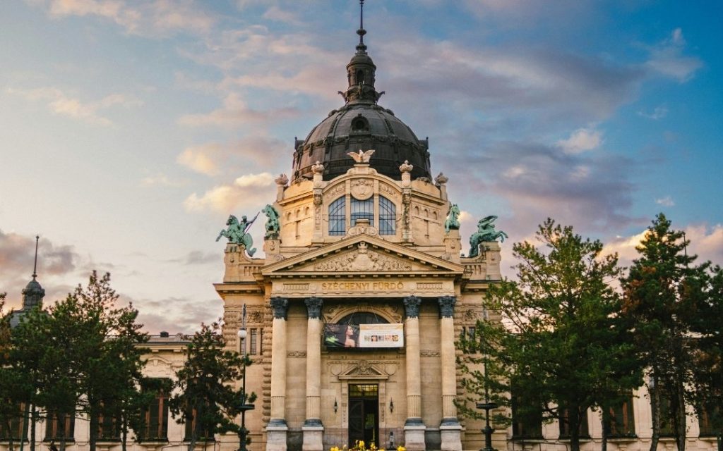 Główne wejście do term Szechenyi w Budapeszcie przy zachodzie słońca