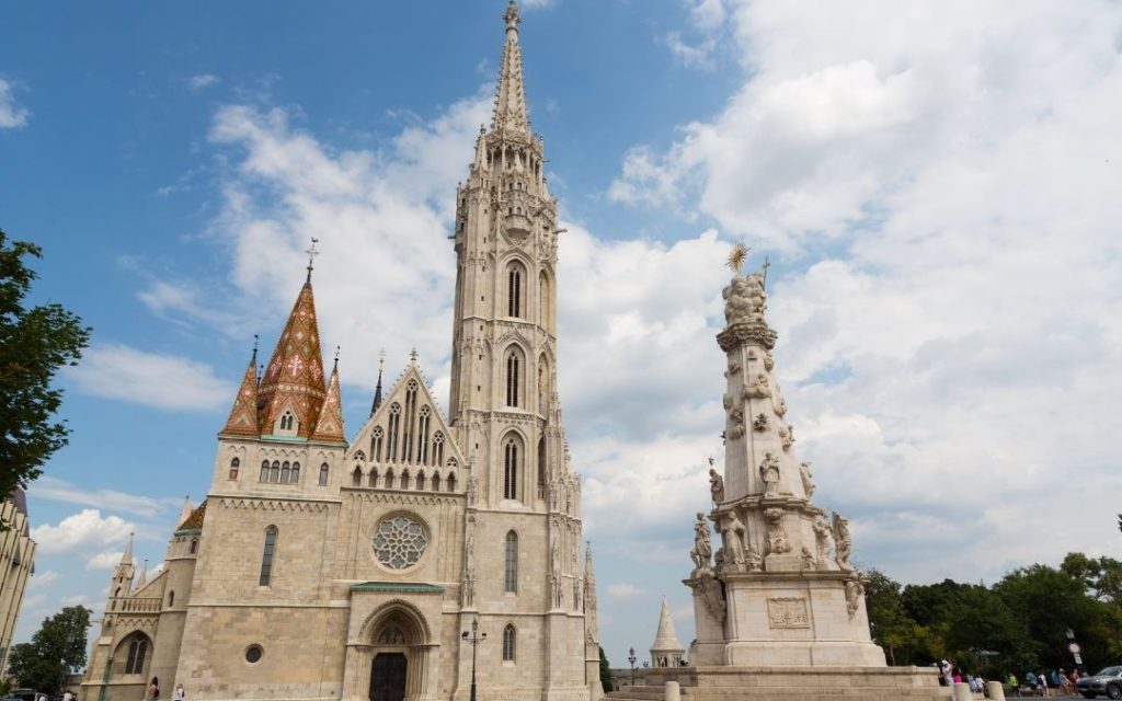 Kościół Macieja - widok frontalny razem z rzeźbą