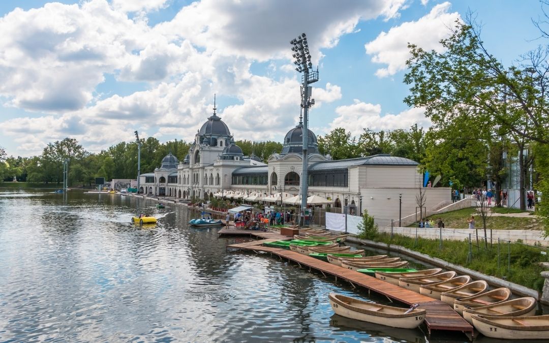 Łódki, rowerki wodne i kompleks w parku miejskim w Budapeszcie