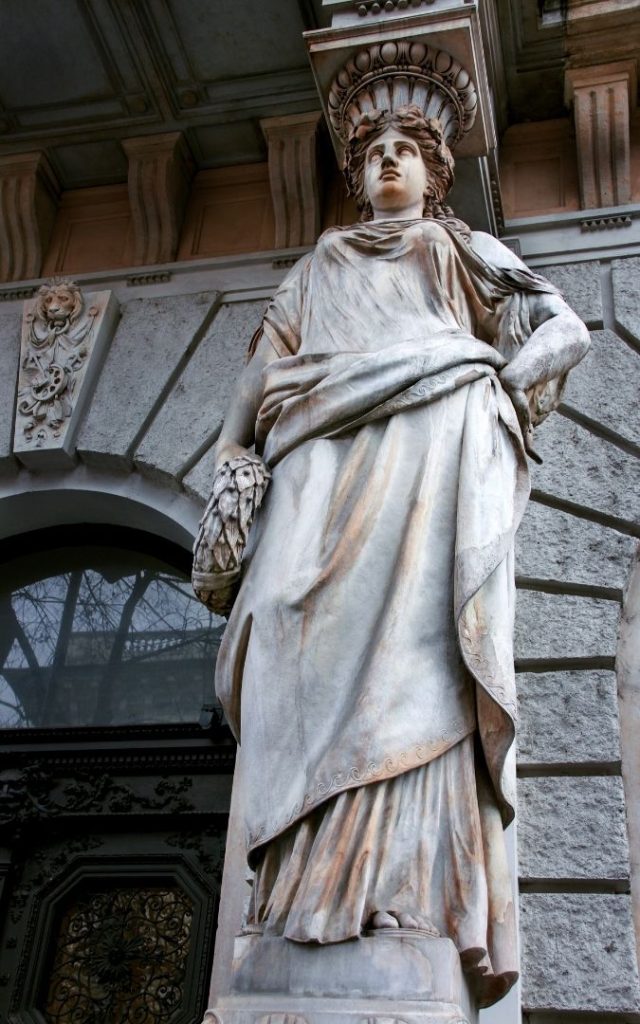 Monumentalna rzeźba kobiety w antycznym stylu zdobiąca fasadę jednej z kamienic przy Alei Andrassyego w Budapeszcie