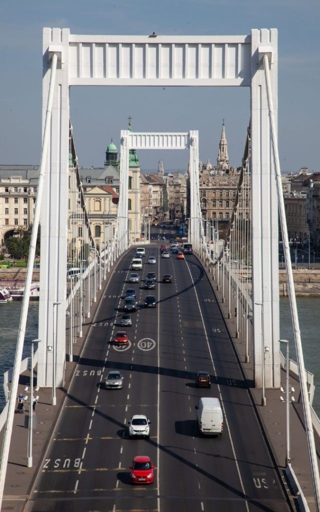Most Elżbiety w Budapeszcie - widok ruchu ulicznego
