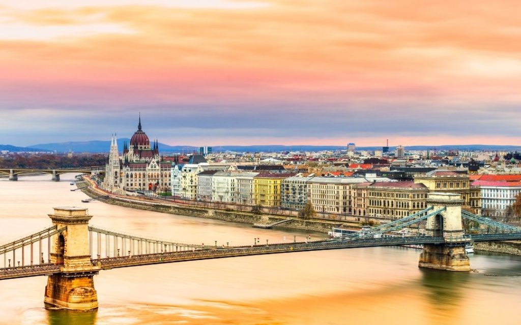 Most Łańcuchowy, Parlament i Dunaj oświetlone zachodem słońca
