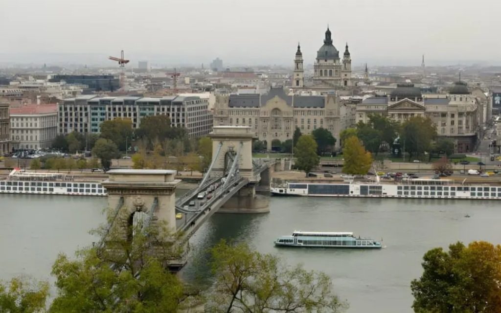 Most Łańcuchowy na Dunaju w Budapeszcie z przepływającym statkiem wycieczkowym i bazyliką św. Stefana w tle