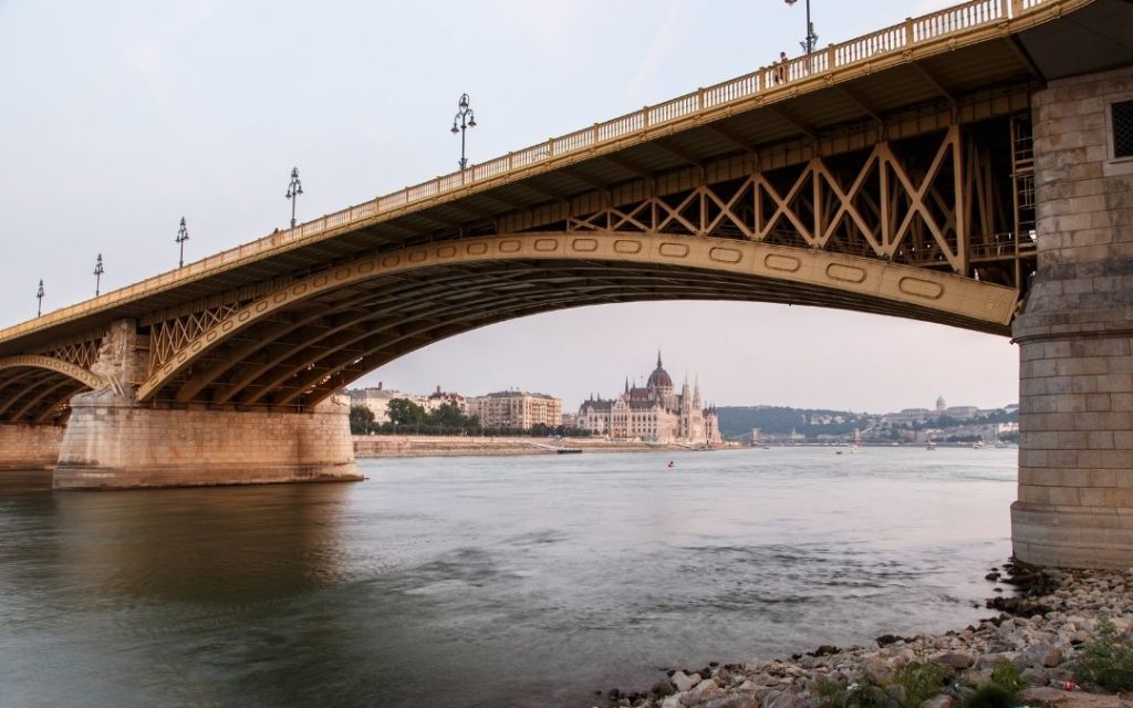 Most Małgorzaty w Budapeszcie z Parlamentem w tle