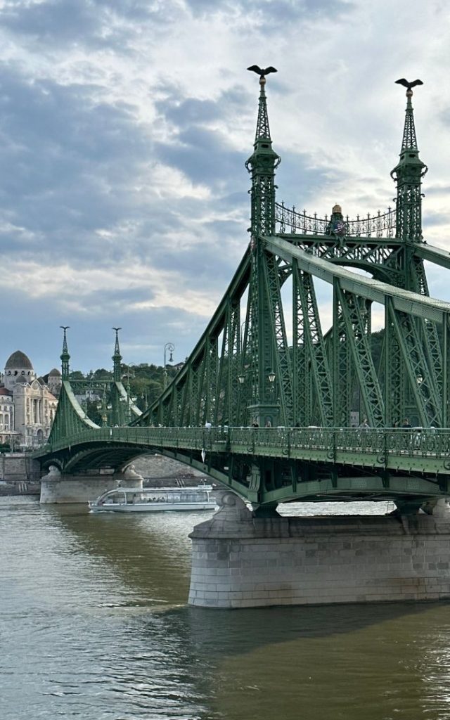 Most Wolności w Budapeszcie odbijający się w Dunaju