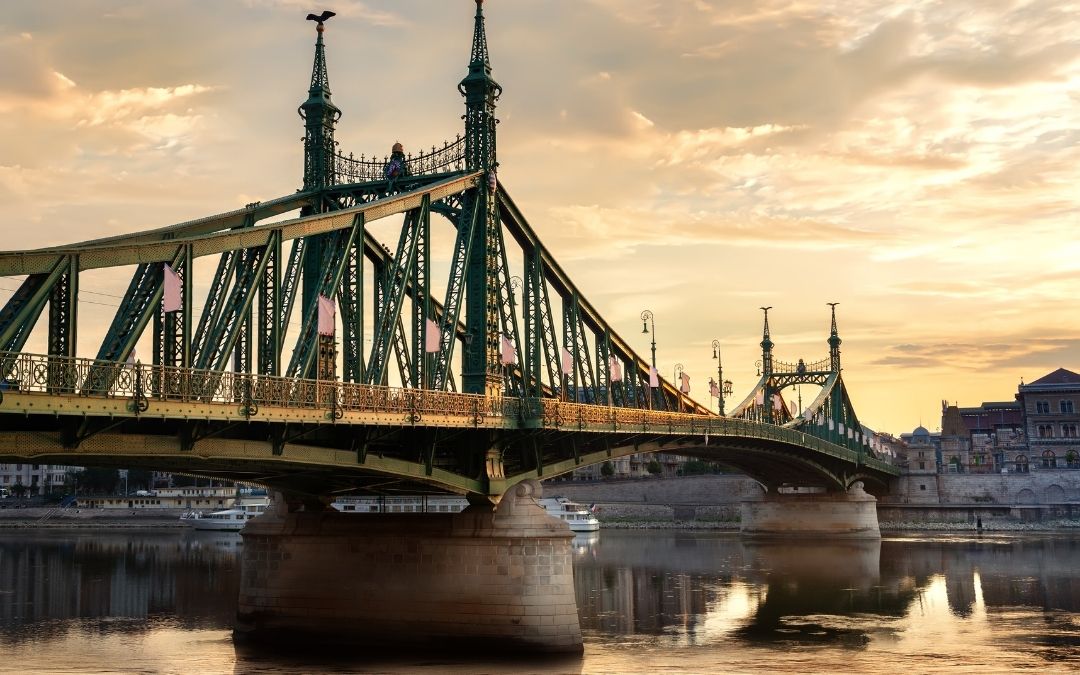 Most Wolności w Budapeszcie podczas zachodu słońca