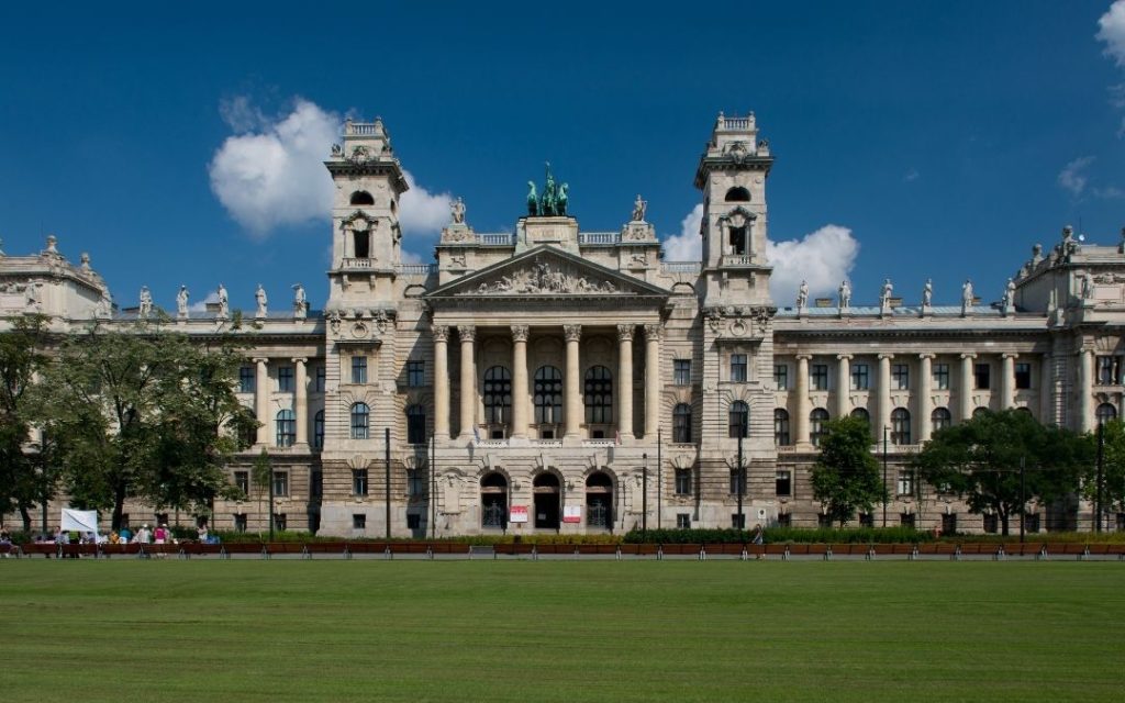 Muzeum Etnograficzne Budapeszt - widok od frontu
