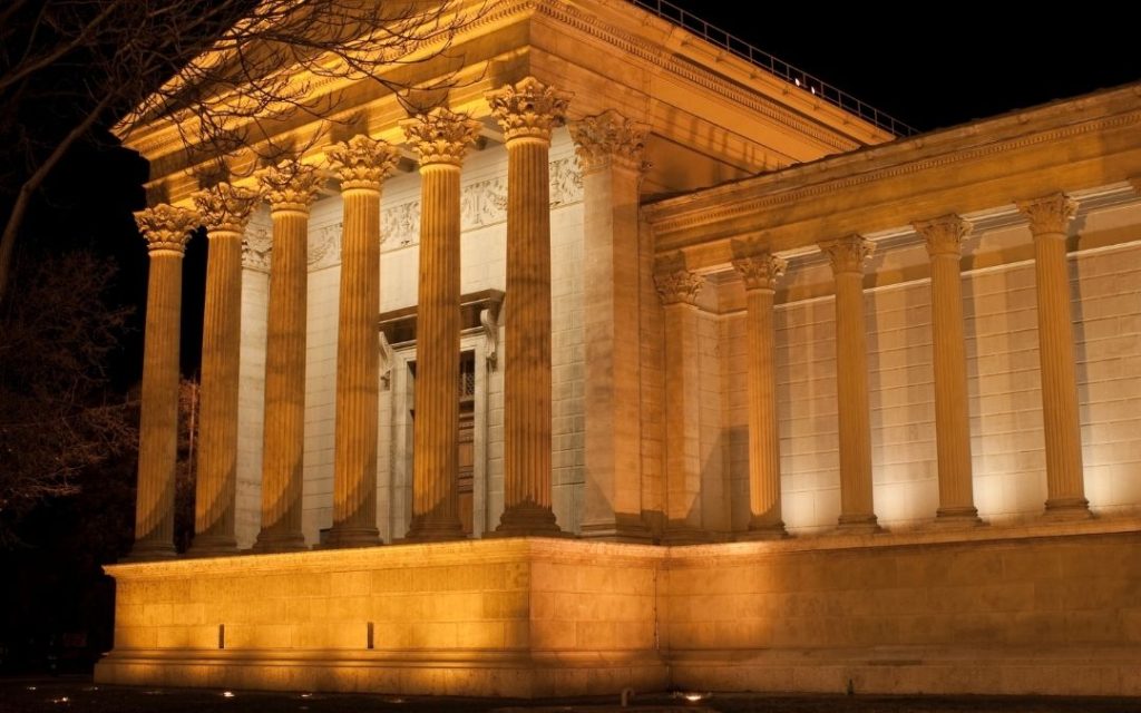 Muzeum Sztuk Pięknych w Budapeszcie oświetlone wieczorem