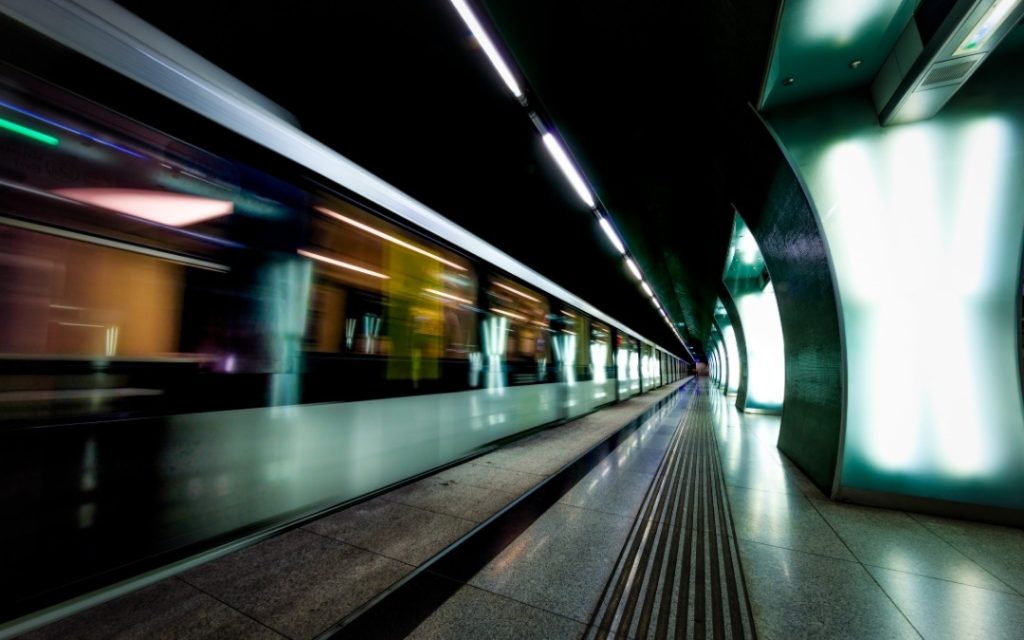 Odjeżdżające metro w Budapeszcie w podziemnej stacji