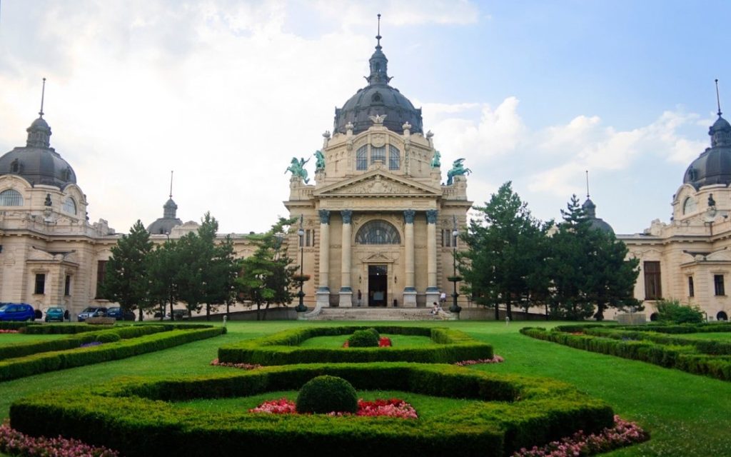 Ogrody i zieleń przed wejściem term Szechenyi w Budapeszcie