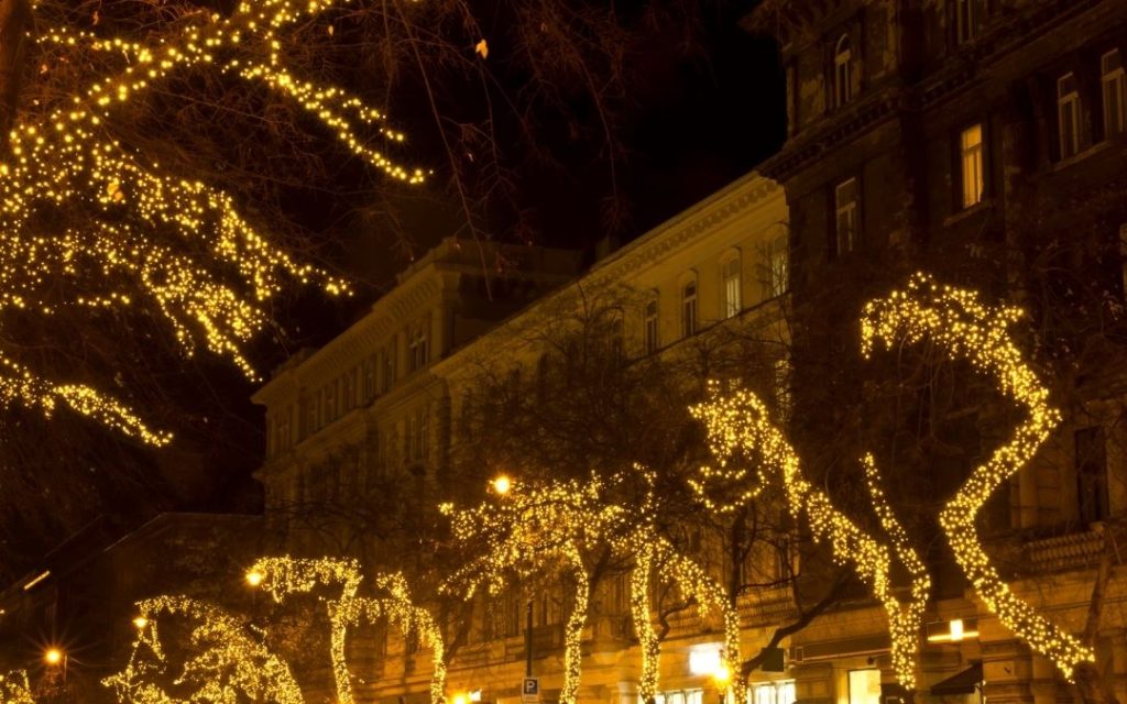 Oświetlenie bożonarodzeniowe na Alei Andrassyego w Budapeszcie wieczorem