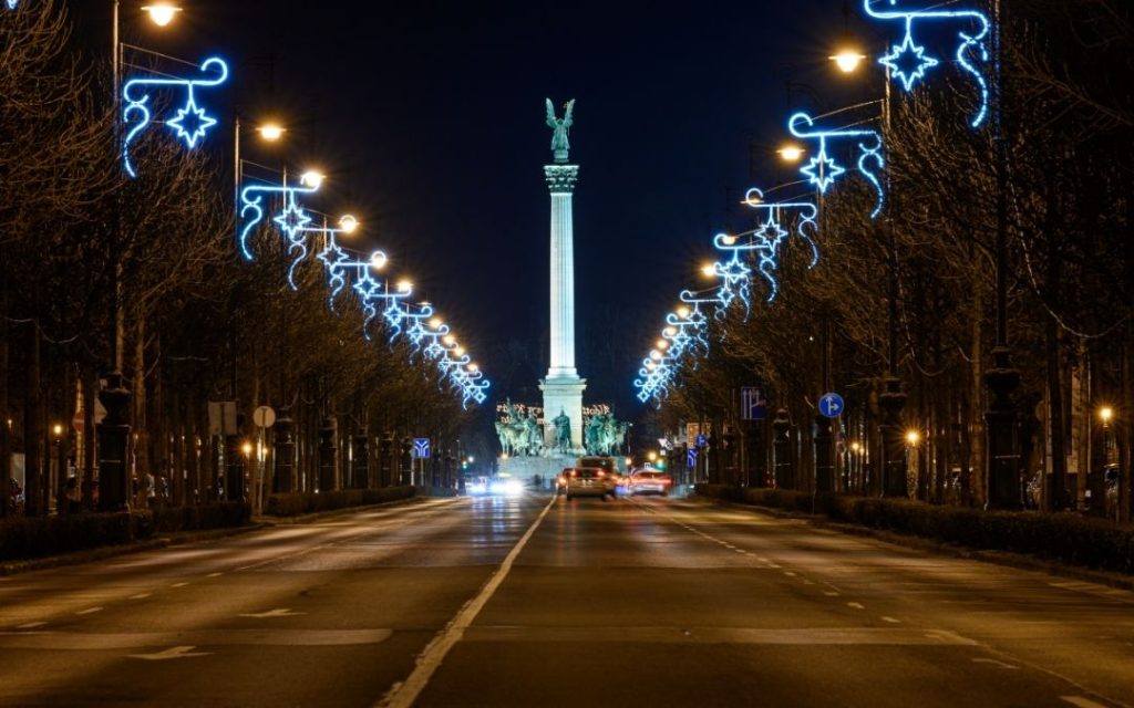 Oświetlona Aleja Andrassyego prowadząca do Placu Bohaterów w Budapeszcie nocą