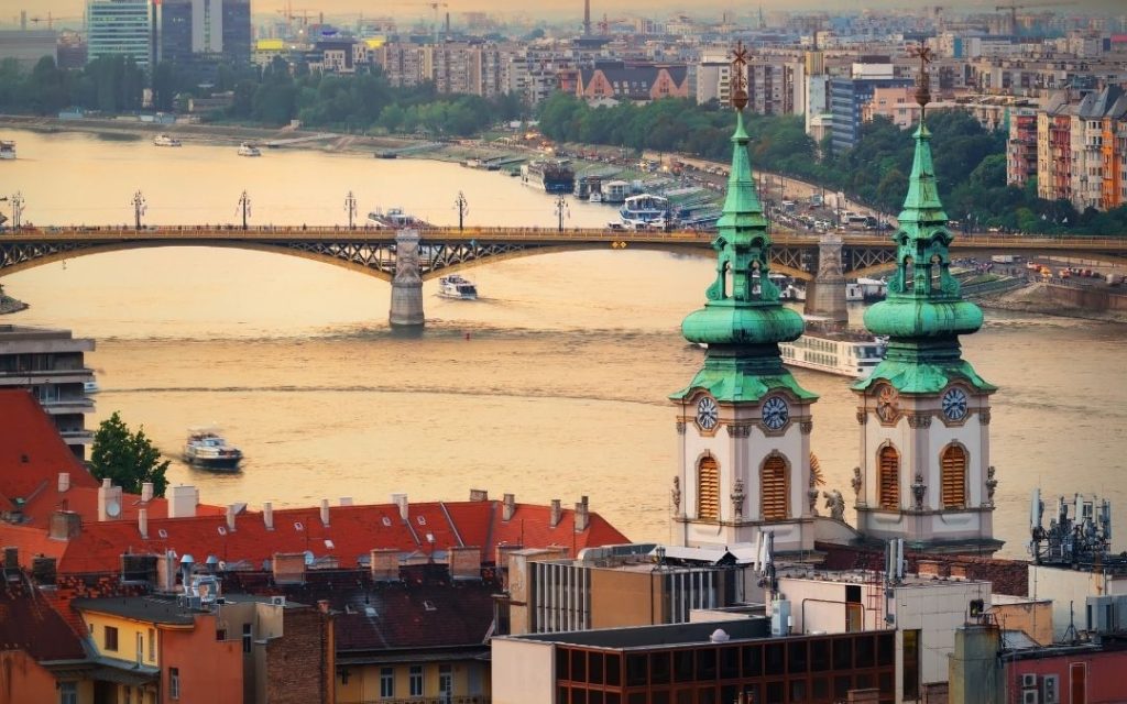 Panoramiczny widok na Most Małgorzaty w Budapeszcie i wieże Bazyliki św Stefana