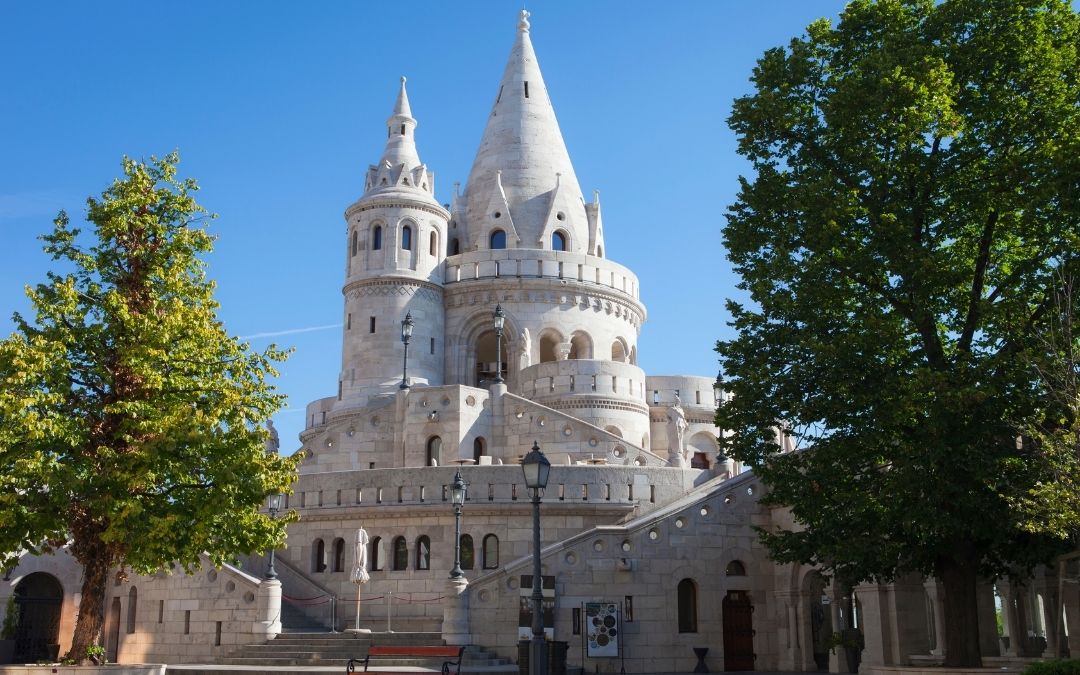 Pełny widok na Basztę Rybacką w Budapeszcie